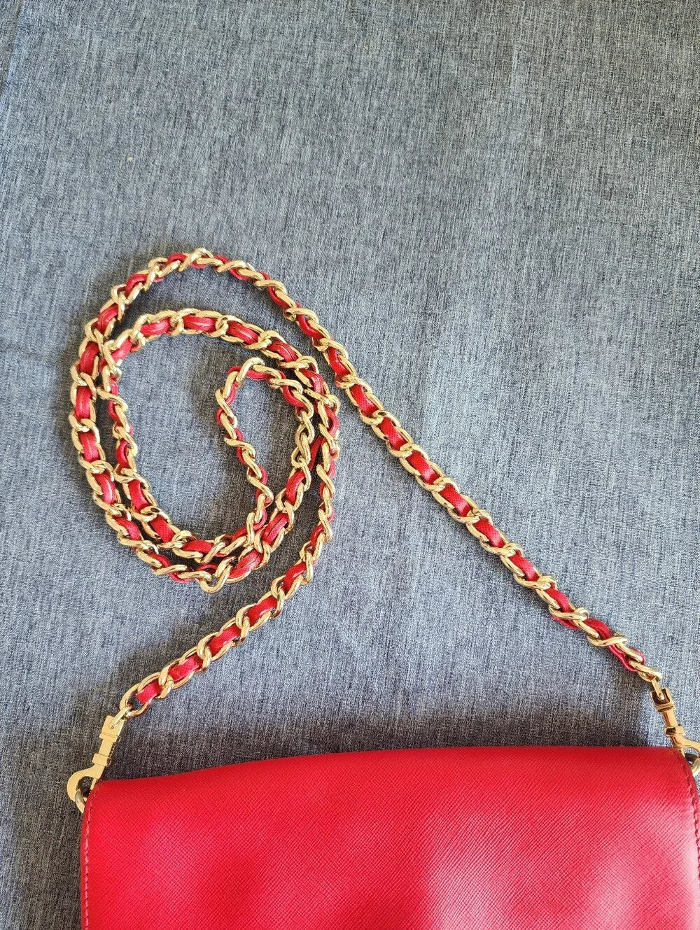 Tory Burch Robinson Bag Red Leather Gold Chain Crossbody Bag with Logo Close